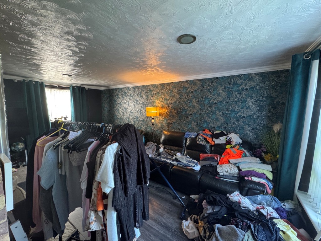 Lot: 140 - THREE-BEDROOM SEMI-DETACHED HOUSE - RESIDENTIAL INVESTMENT - Living room